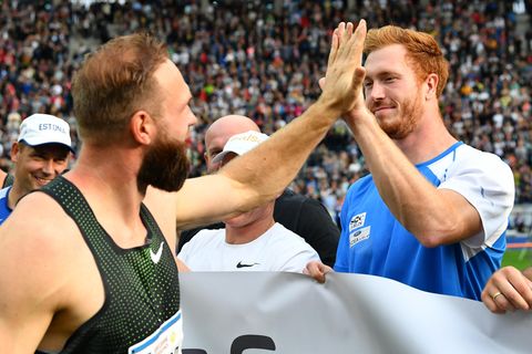 Robert und Christoph Harting klatschen sich mit der Hand ab
