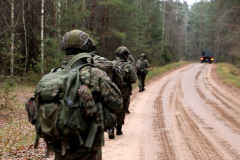 Polnische Soldaten an der Grenze zu Belarus. Ein Deserteur wird nun für Alexander Lukaschenko zur Trophäe. 