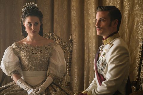 Dominique Devenport als Kaiserin Sisi und Jannik Schümann als Kaiser Franz Jospeh.