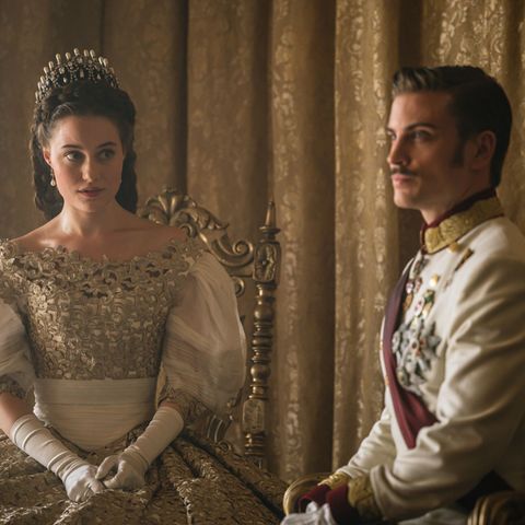 Dominique Devenport als Kaiserin Sisi und Jannik Schümann als Kaiser Franz Jospeh.