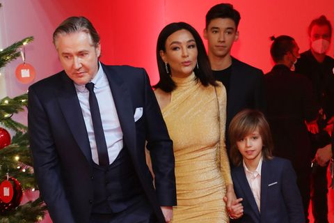 Verona Pooth mit Ehemann Franjo und ihren beiden Söhnen auf dem roten Teppich bei der Spendengala "Ein Herz für Kinder"
