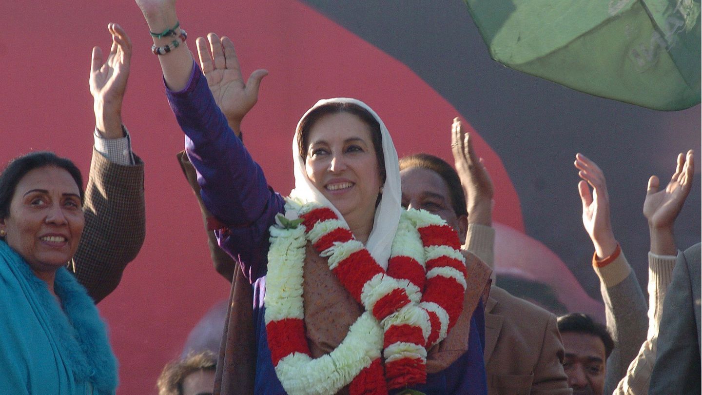 Bilder der Weltgeschichte: 27. Dezember 2007: Benazir Bhutto, die erste Regierungschefin Pakistans, wird ermordet Sie war die erste Frau an der Spitze eines muslimischen Landes überhaupt. Benazir Bhutto regierte Pakistan von 1988 bis 1990 und erneut von 1993 bis 1996. Zuvor war sie Oppositionsführerin in der Militärdiktatur. Ende der 1990er-Jahre ging sie ins Exil nach London und Dubai, nachdem Anklagen gegen sie wegen Korruption erhoben wurden. 2007 zirkulierten Gerüchte, die Politikerin würde nach Pakistan zurückkehren. Präsident Perez Musharraf gewährte Bhutto schließlich Amnestie für die Korruptionsanklagen. Im Oktober 2007 kehrte sie nach Pakistan zurück. Schon bei Feierlichkeiten zu ihrer Rückkehr gab es einen Selbstmordanschlag, bei dem mehrere Anhängerinnen und Anhänger getötet wurden. Dann, am 27. Dezember, folgte ein ähnlicher Anschlag auf eine Wahlkampfveranstaltung Bhuttos, bei dem sie getötet wurde. Dieses Foto entstand am Tag des Attentats. 27. Dezember 2007: Benazir Bhutto, die erste Regierungschefin Pakistans, wird ermordet Sie war die erste Frau an der Spitze eines muslimischen Landes überhaupt. Benazir Bhutto regierte Pakistan von 1988 bis 1990 und erneut von 1993 bis 1996. Zuvor war sie Oppositionsführerin in der Militärdiktatur. Ende der 1990er-Jahre ging sie ins Exil nach London und Dubai, nachdem Anklagen gegen sie wegen Korruption erhoben wurden. 2007 zirkulierten Gerüchte, die Politikerin würde nach Pakistan zurückkehren. Präsident Perez Musharraf gewährte Bhutto schließlich Amnestie für die Korruptionsanklagen. Im Oktober 2007 kehrte sie nach Pakistan zurück. Schon bei Feierlichkeiten zu ihrer Rückkehr gab es einen Selbstmordanschlag, bei dem mehrere Anhängerinnen und Anhänger getötet wurden. Dann, am 27. Dezember, folgte ein ähnlicher Anschlag auf eine Wahlkampfveranstaltung Bhuttos, bei dem sie getötet wurde. Dieses Foto entstand am Tag des Attentats.