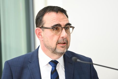 Tobias Holetschek will die Impfpflicht mit höheren Kassenbeiträgen für Ugeimpfte durchsetzen