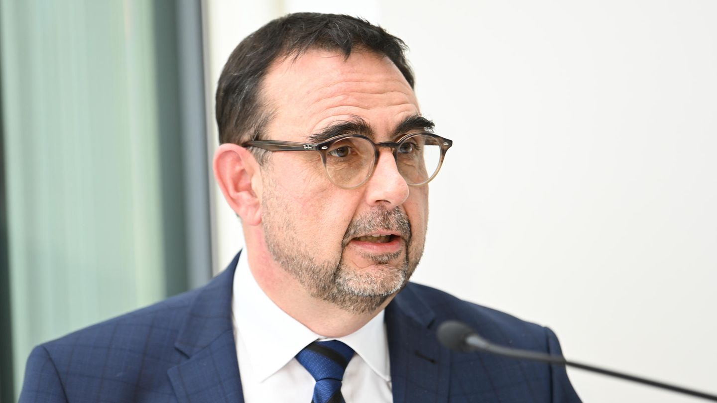 Tobias Holetschek will die Impfpflicht mit höheren Kassenbeiträgen für Ugeimpfte durchsetzen