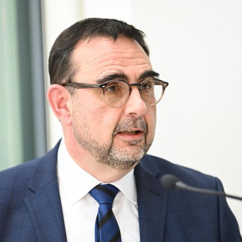 Tobias Holetschek will die Impfpflicht mit höheren Kassenbeiträgen für Ugeimpfte durchsetzen