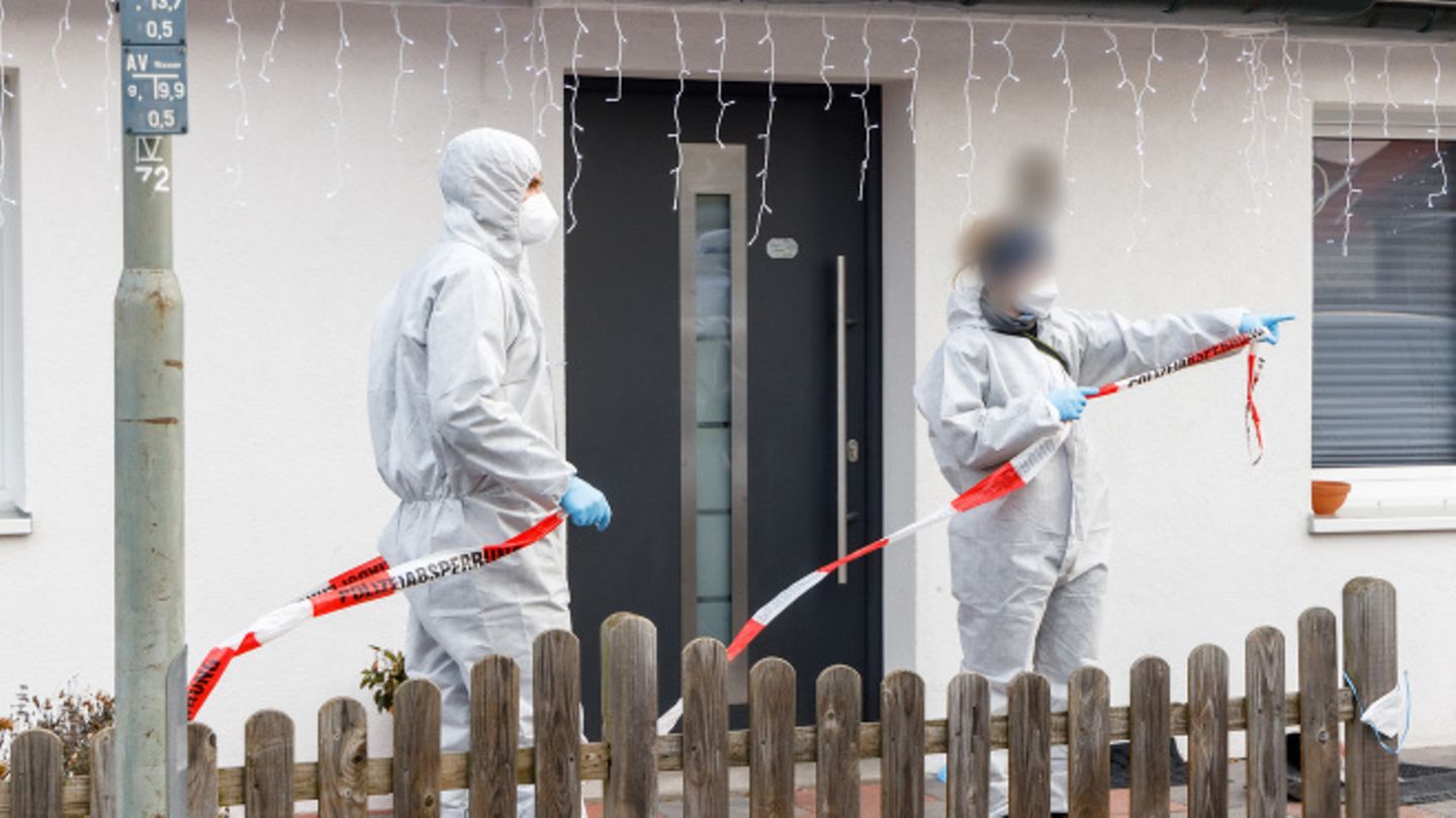 Glinde: Polizeibeamte sperren mit Flatterband den Bereich vor besagtem Haus ab.
