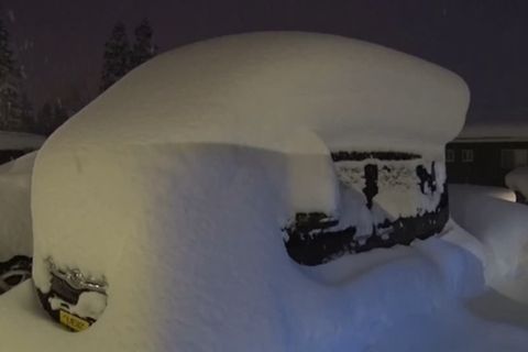 Wo ist das Auto hin? : Heftiger Schneefall sorgt in Japan für Verkehrschaos