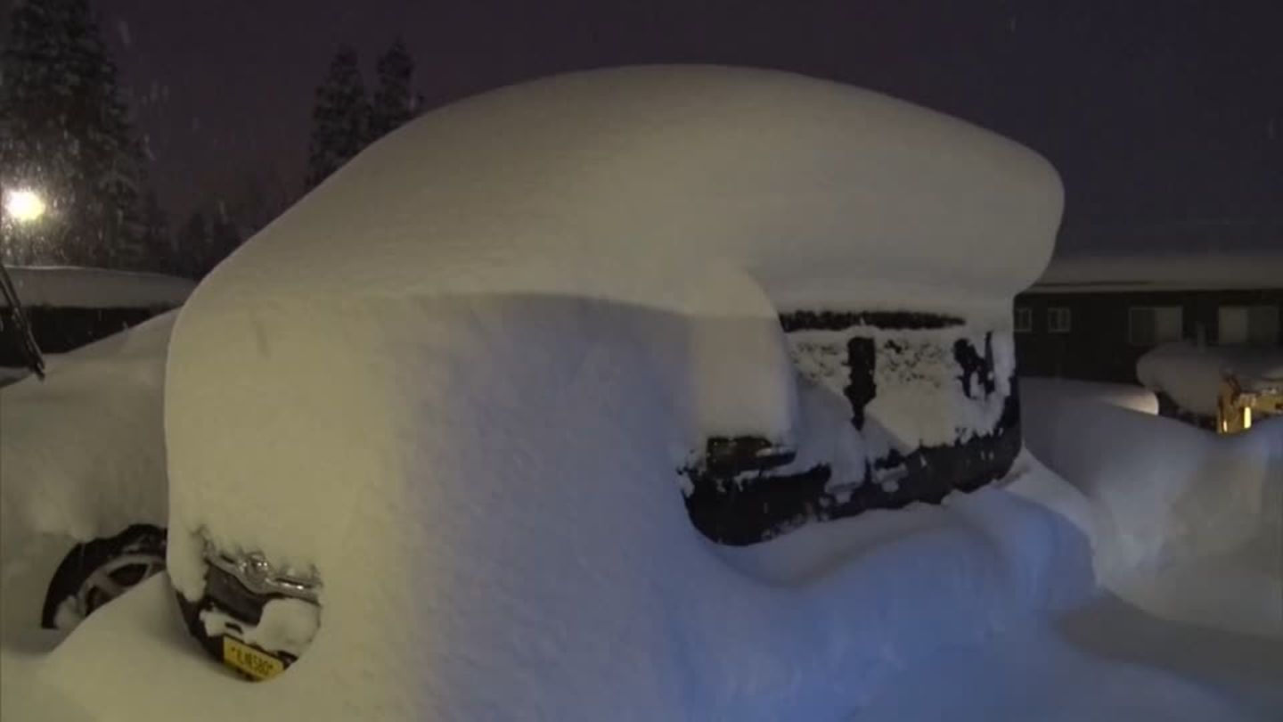 Wo ist das Auto hin? : Heftiger Schneefall sorgt in Japan für Verkehrschaos