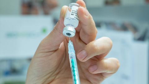 Vor einem Jahr startete die Corona-Impfkampagne in Deutschland. Nebenwirkungen wurden nur extrem selten beobachtet