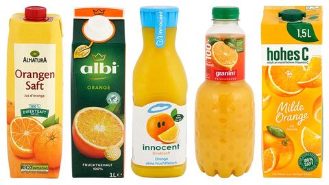 Orangensäfte verschiedener Hersteller nebeneinander platziert