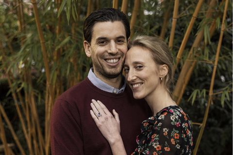 Verlobungsfoto: Prinzessin Maria Laura von Belgien und William Isvy umarmen sich in einem Garten.