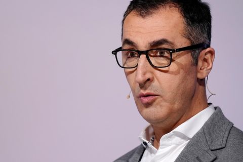 Ein mittelalter weißer Mann mit schwarzem Haar und angegrauten Schläfen trägt eine Brille mit schwarzem Gestell
