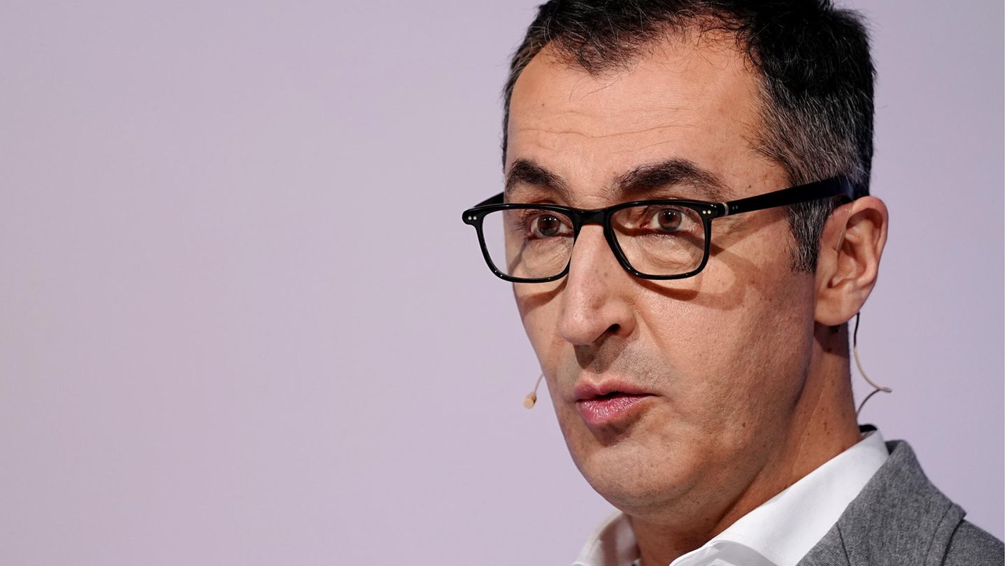 Ein mittelalter weißer Mann mit schwarzem Haar und angegrauten Schläfen trägt eine Brille mit schwarzem Gestell
