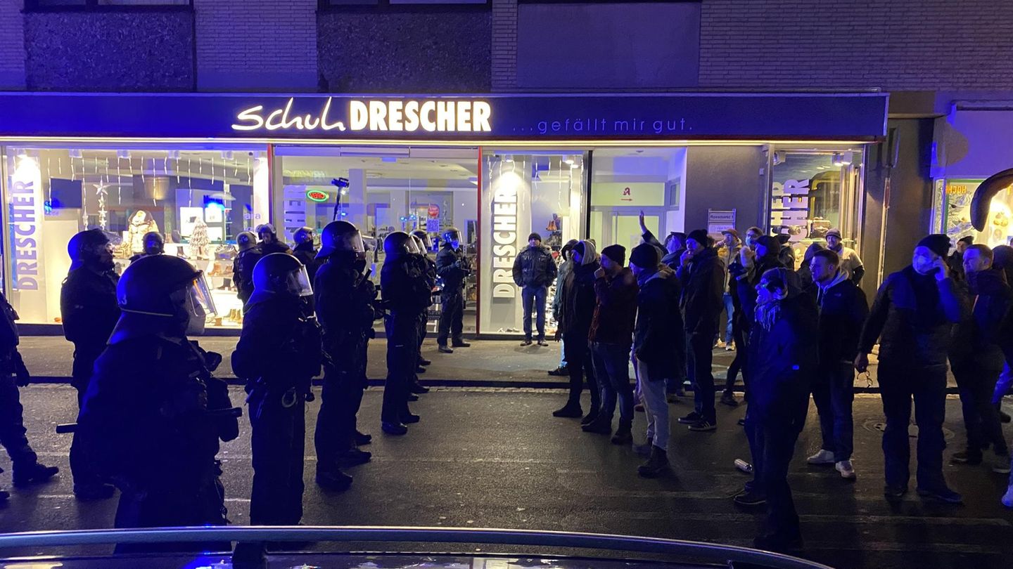 Corona protest in Schweinfurt: Police union warns of children as a protective shield