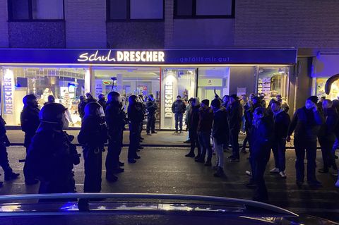 In Schweinfurt sind Proteste gegen die Corona-Maßnahmen eskaliert, dabei wurde ein vierjähriges Kind verletzt