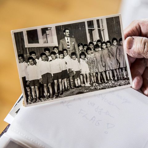 Ein Foto der Überlebenden Helene Thiesen zeigt die Gruppe der Kinder, die wieder zurück in Grönland im Kinderheim sind