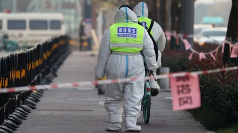 Sicherheitskräfte kontrollieren ein Gebiet in Xi'an, das nach dem jüngsten Corona-Ausbruch gesperrt wurde