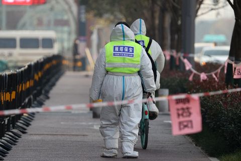Sicherheitskräfte kontrollieren ein Gebiet in Xi'an, das nach dem jüngsten Corona-Ausbruch gesperrt wurde