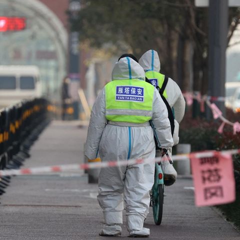 Sicherheitskräfte kontrollieren ein Gebiet in Xi'an, das nach dem jüngsten Corona-Ausbruch gesperrt wurde