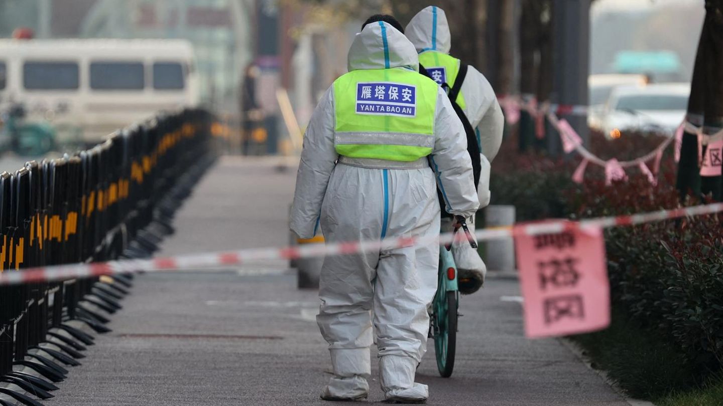 Sicherheitskräfte kontrollieren ein Gebiet in Xi'an, das nach dem jüngsten Corona-Ausbruch gesperrt wurde