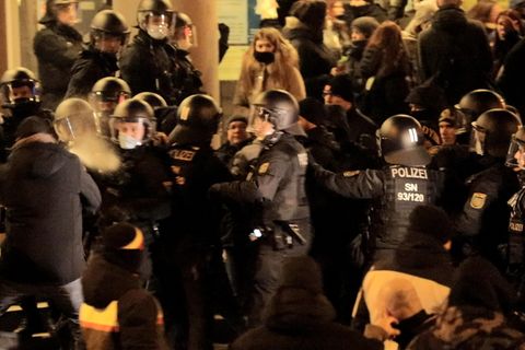In Bautzen wurden bei einer Anti-Corona-Demo Einsatzkräfte verletzt