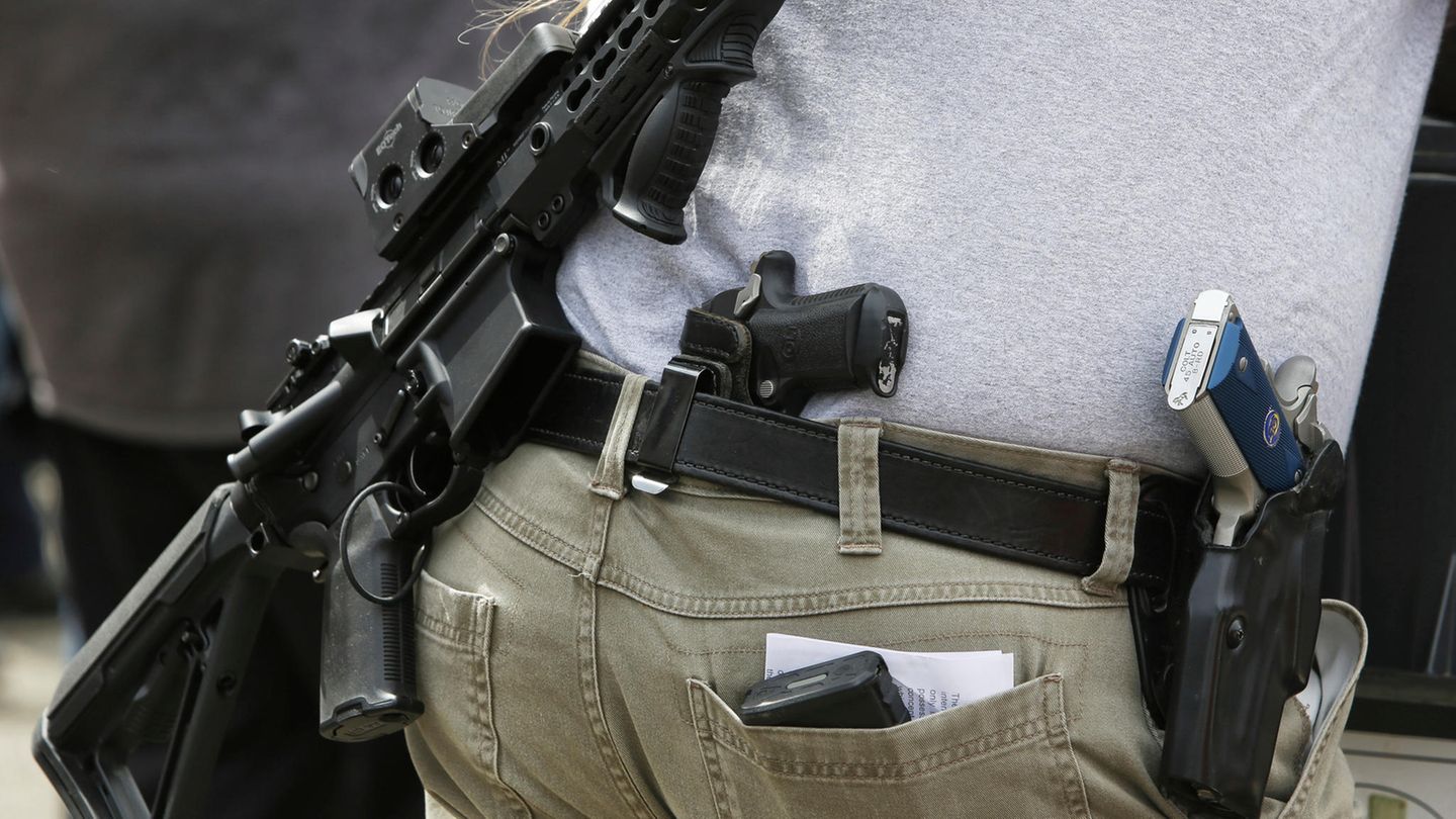 Waffengewalt: Eine Person hat mehrere Schusswaffen am Gürtel