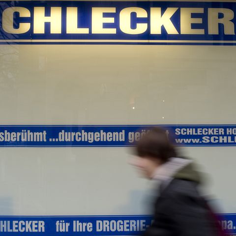 Eine Frau geht an einer ehemaligen Schleckerfiliale vorbei