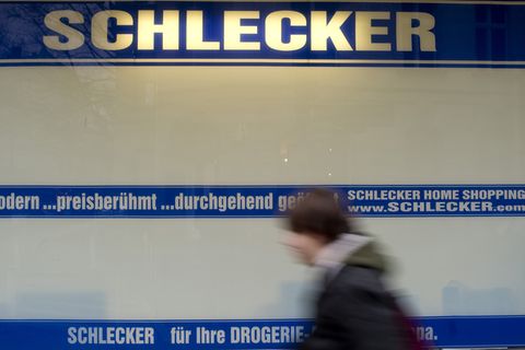 Eine Frau geht an einer ehemaligen Schleckerfiliale vorbei