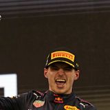 Max Verstappen aus den Niederlanden vom Team Red Bull jubelt mit der Trophäe über seinen Sieg