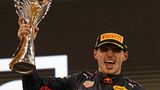 Max Verstappen aus den Niederlanden vom Team Red Bull jubelt mit der Trophäe über seinen Sieg