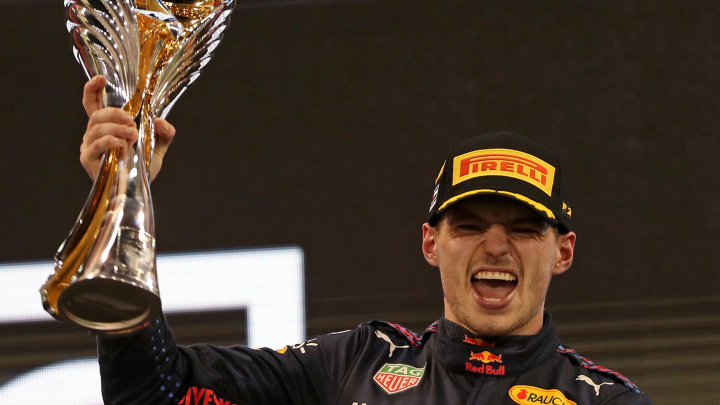 12. Dezember: Verstappen gewinnt zum ersten Mal die Formel-1-WM Max Verstappen aus den Niederlanden vom Team Red Bull jubelt mit der Trophäe über seinen Sieg