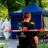 Beamte der Spurensicherung sichern in einem Faltpavillon Spuren an einem Tatort im kleinen Tiergarten