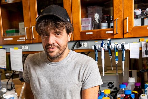Karl Deisseroth ist Professor für Biotechnik und Psychiatrie an der Stanford University in Kalifornien. Im Labor untersucht er, wie im Hirn Gefühle entstehen. In der psychiatrischen Klinik behandelt er Menschen mit Autismus, Depressionen und anderen mentalen Leiden