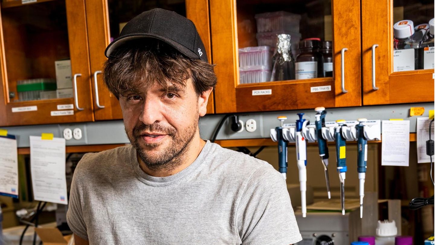 HIRES Portrait of Karl Deisseroth, professor of psychiatry and behavioral sciences and of bioengineering, in a lab at Stanford Medicine in Palo Alto, CA, USA. Karl Deisseroth ist Professor für Biotechnik und Psychiatrie an der Stanford University in Kalifornien. Im Labor untersucht er, wie im Hirn Gefühle entstehen. In der psychiatrischen Klinik behandelt er Menschen mit Autismus, Depressionen und anderen mentalen Leiden