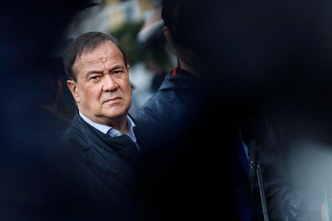 Armin Laschet steht im Regen
