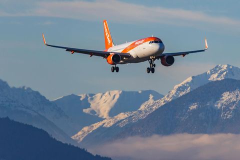 Eine Airbus von Easyjet im Landeanflug auf den Flughafen Innsbruck