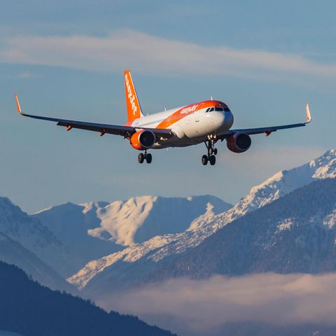 Eine Airbus von Easyjet im Landeanflug auf den Flughafen Innsbruck