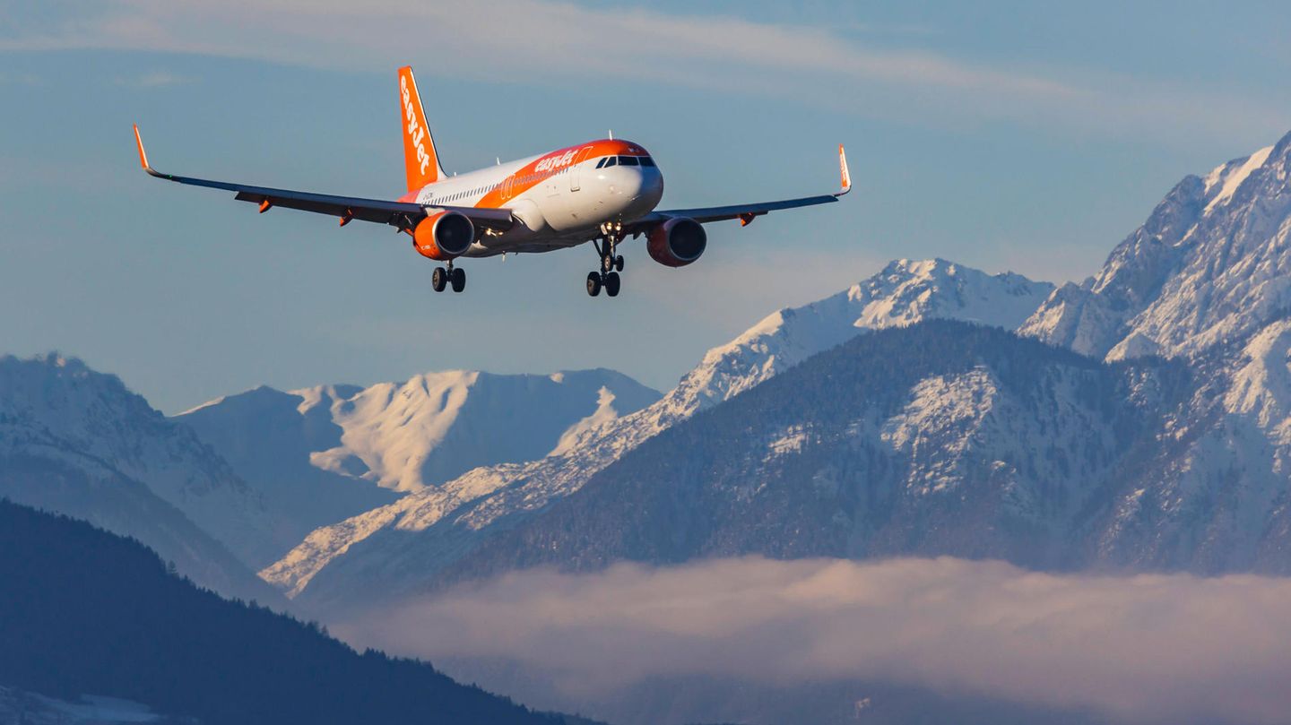Eine Airbus von Easyjet im Landeanflug auf den Flughafen Innsbruck