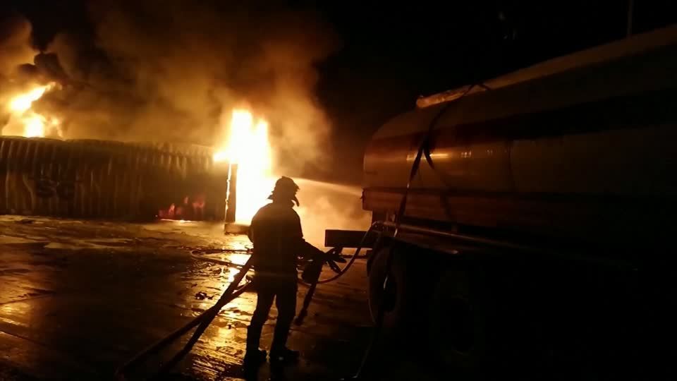 Video: Medien: Syrischer Hafen nach israelischem Angriff in Flammen