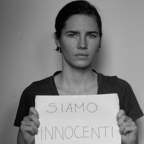 Amanda Knox hält ein Plakat mit der Aufschrift "Siamo innocenti" in die Kamera