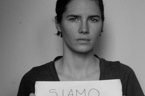 Amanda Knox hält ein Plakat mit der Aufschrift "Siamo innocenti" in die Kamera
