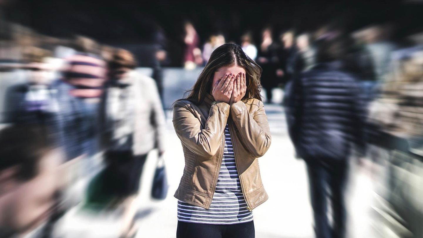 In Menschenmengen muss das Gehirn in kurzer Zeit eine enorme Zahl an Daten verarbeiten. Es droht Überlastung