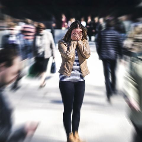 In Menschenmengen muss das Gehirn in kurzer Zeit eine enorme Zahl an Daten verarbeiten. Es droht Überlastung