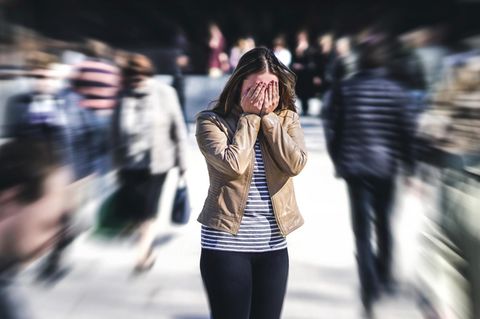In Menschenmengen muss das Gehirn in kurzer Zeit eine enorme Zahl an Daten verarbeiten. Es droht Überlastung