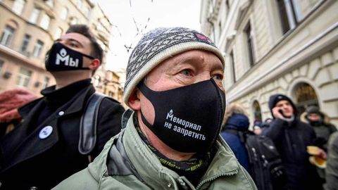 Unterstützer mit bedruckten "Memorial"-Masken demonstrieren vor dem Obersten Gericht in Moskau, Russland