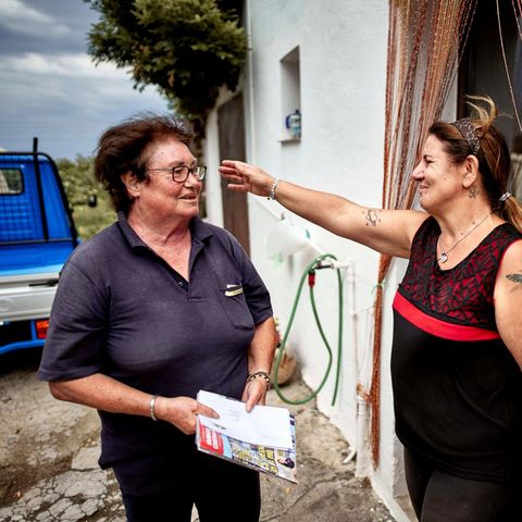 Anna Zangari (l.) bringt Antonella Fiume die Post, über die Jahre haben sich die beiden Frauen angefreundet