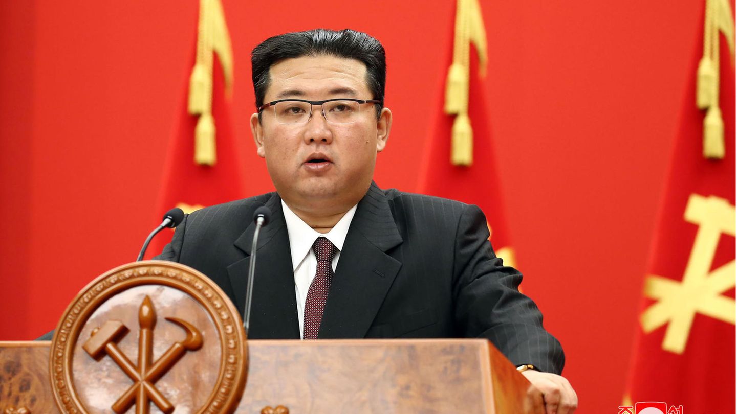 Kim Jong Un spricht bei einer Veranstaltung zur Feier des 76-jährigen Bestehens der Arbeiterpartei des Landes
