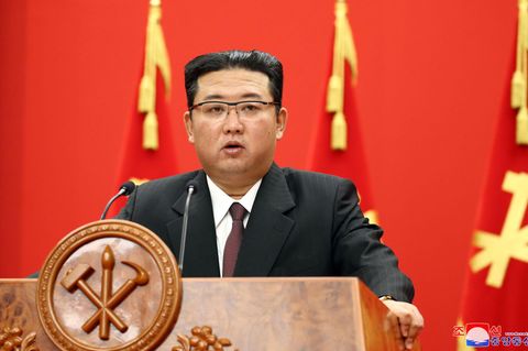 Kim Jong Un spricht bei einer Veranstaltung zur Feier des 76-jährigen Bestehens der Arbeiterpartei des Landes