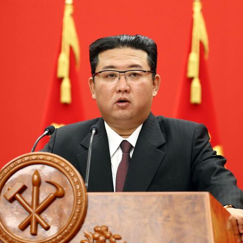 Kim Jong Un spricht bei einer Veranstaltung zur Feier des 76-jährigen Bestehens der Arbeiterpartei des Landes