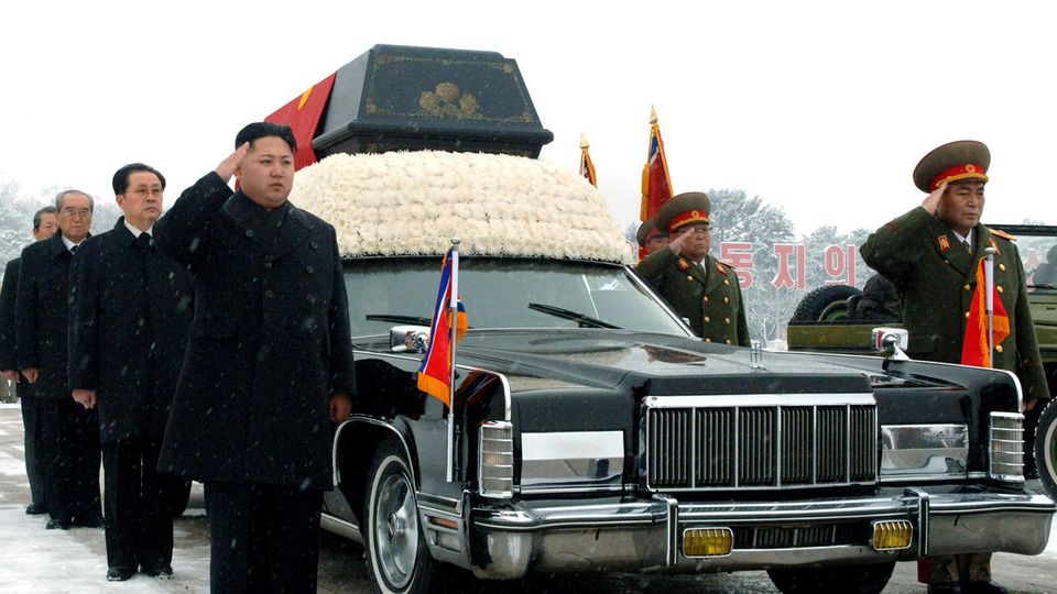 Kim Jong Un (vorne,l) salutiert neben dem Leichenwagen mit dem sterblichen Überresten seines verstorbenen Vaters